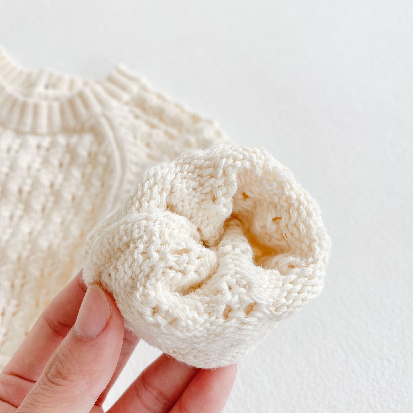 Gestricktes Baby-Mädchenkleid mit tailliertem Schnitt und langen Ärmeln