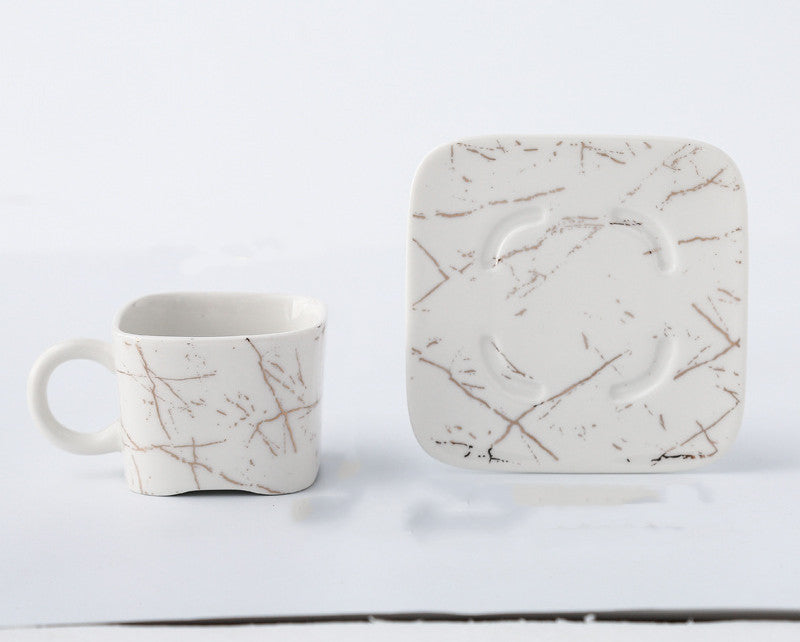 Keramik-Teeservice mit Teekanne und Tassen