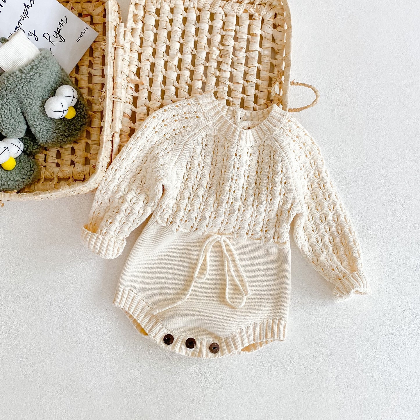 Gestricktes Baby-Mädchenkleid mit tailliertem Schnitt und langen Ärmeln