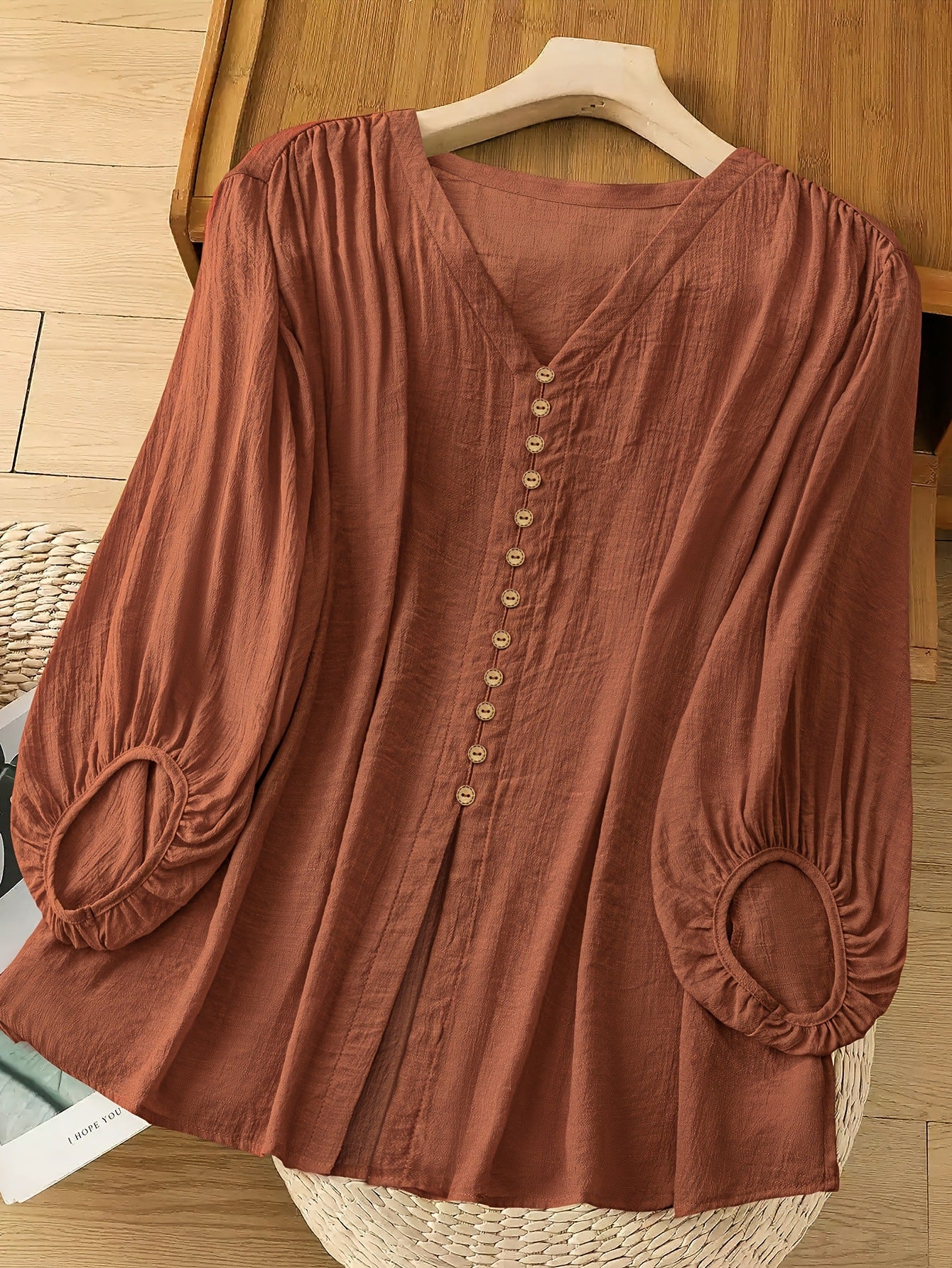 Damen-Shirt aus Baumwoll-Leinen mit V-Ausschnitt in lockerer Passform