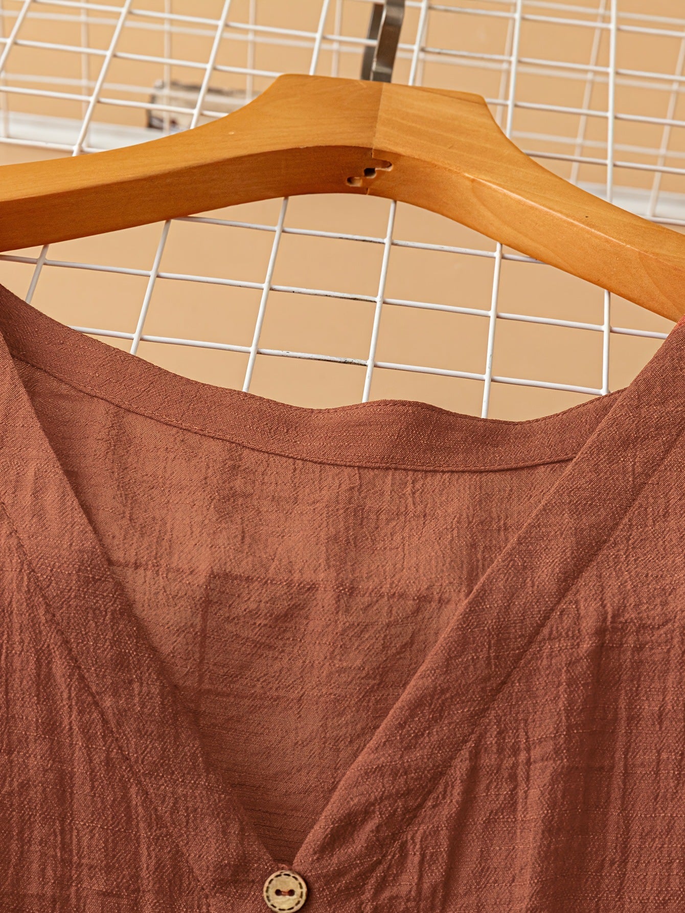 Damen-Shirt aus Baumwoll-Leinen mit V-Ausschnitt in lockerer Passform