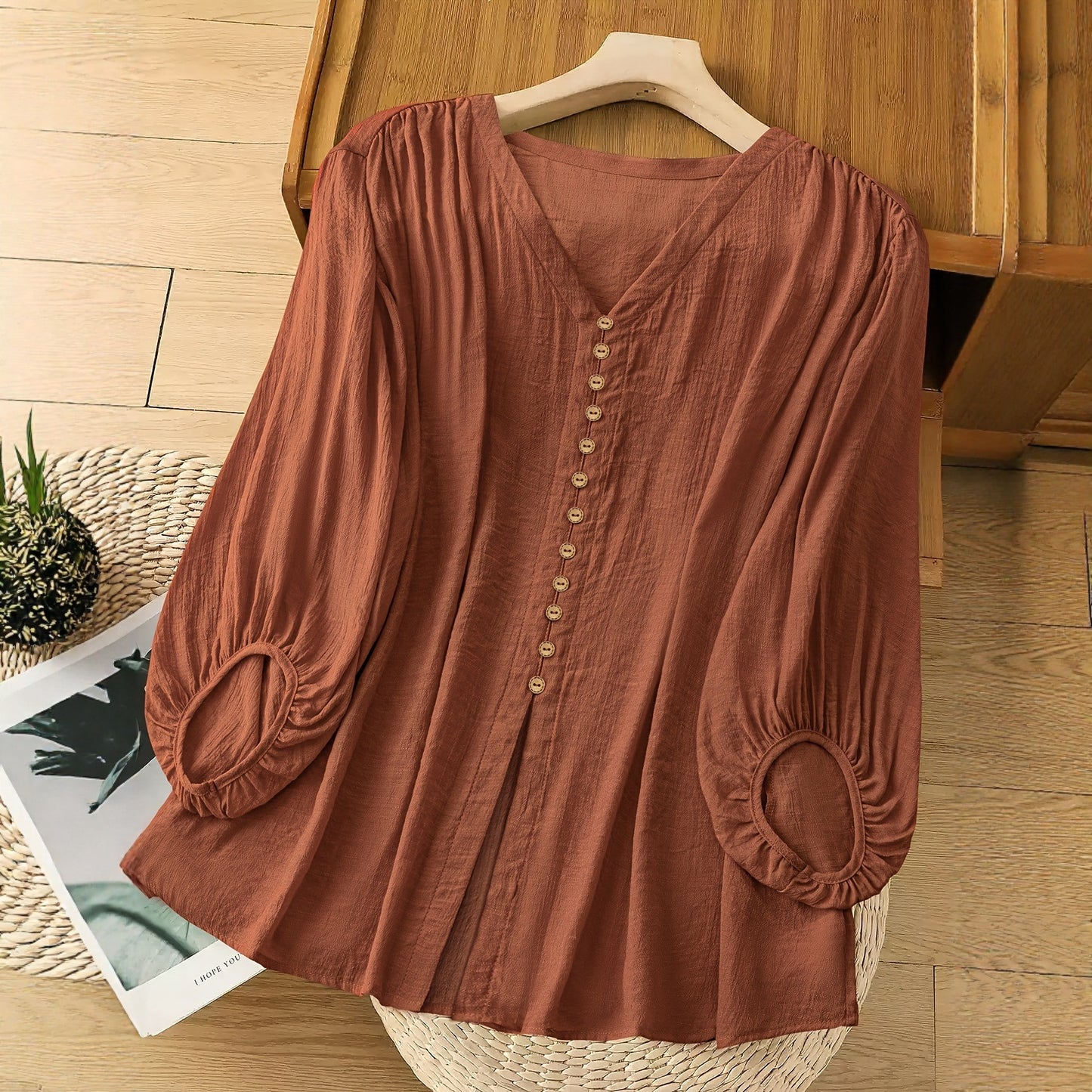 Damen-Shirt aus Baumwoll-Leinen mit V-Ausschnitt in lockerer Passform